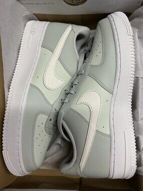 **NEW** Nike Air Force 1 Light Sail/Spruce Sneakers FV5948-007. Women’s 8.5